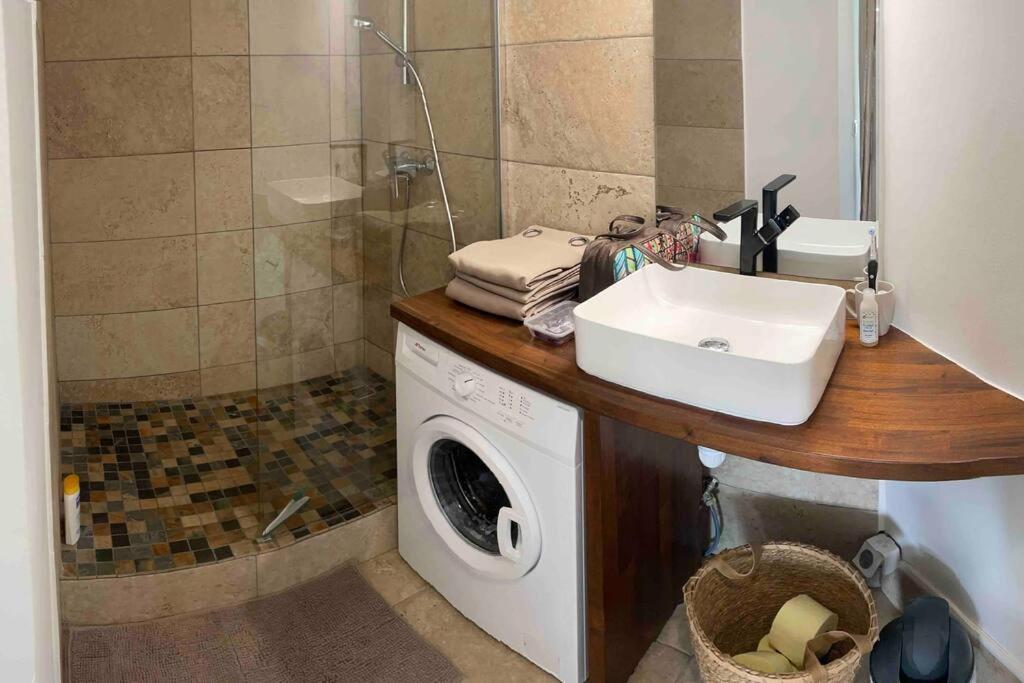 Tropical Vibes Apartment Сен Жилс ле Бен Екстериор снимка